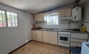 VENTA - PERMUTA Casa un dormitorio, cochera y jardín-Granadero Baigorria