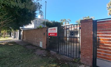 VENTA - PERMUTA Casa un dormitorio, cochera y jardín-Granadero Baigorria