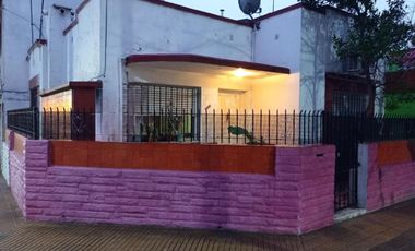 Casa en venta - 3 Dormitorios 1 Baño - 120Mts2 - Bernal Este