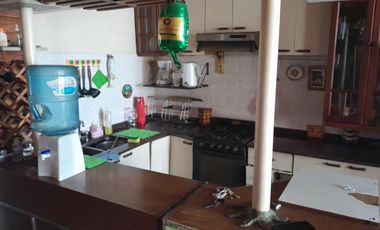 Casa en venta - 4 Dormitorios 3 Baños 1 Cochera - 280Mts2 - Lanús Este