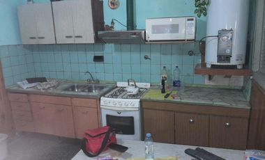 Casa en venta - 4 Dormitorios 3 Baños 1 Cochera - 280Mts2 - Lanús Este