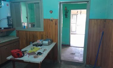 Casa en venta - 4 Dormitorios 3 Baños 1 Cochera - 280Mts2 - Lanús Este