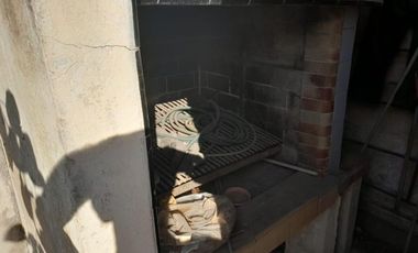 Casa en venta - 4 Dormitorios 3 Baños 1 Cochera - 280Mts2 - Lanús Este