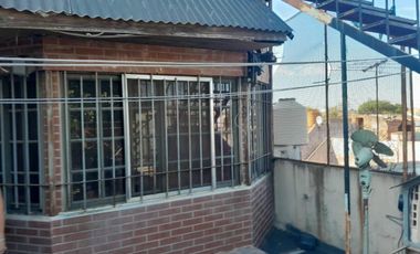 Casa en venta - 4 Dormitorios 3 Baños 1 Cochera - 280Mts2 - Lanús Este