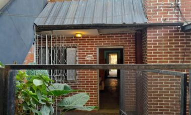 Casa en venta - 4 Dormitorios 3 Baños 1 Cochera - 280Mts2 - Lanús Este