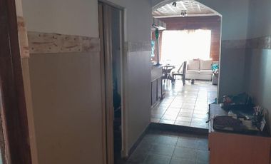 Casa en venta - 4 Dormitorios 3 Baños 1 Cochera - 280Mts2 - Lanús Este