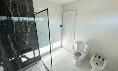 Casa en Altos del Casco, Zárate. Terreno de 620 m2. Parque, pileta, galería y parrilla.