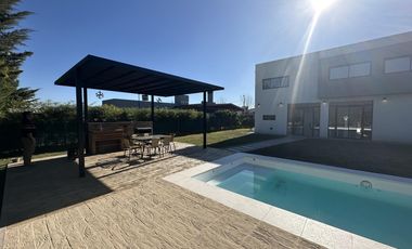 Casa en Altos del Casco, Zárate. Terreno de 620 m2. Parque, pileta, galería y parrilla.