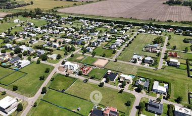 Casa en Altos del Casco, Zárate. Terreno de 620 m2. Parque, pileta, galería y parrilla.