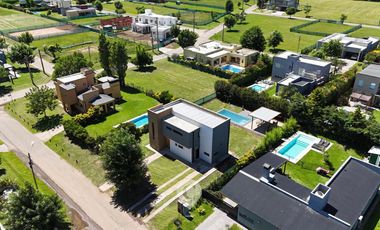 Casa en Altos del Casco, Zárate. Terreno de 620 m2. Parque, pileta, galería y parrilla.