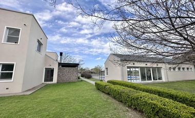 Casa en Altos del Casco, Zárate. Terreno de 620 m2. Parque, pileta, galería y parrilla.