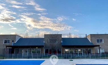 Casa en Altos del Casco, Zárate. Terreno de 620 m2. Parque, pileta, galería y parrilla.