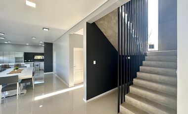Casa en Altos del Casco, Zárate. Terreno de 620 m2. Parque, pileta, galería y parrilla.