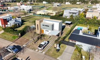 Casa en Altos del Casco, Zárate. Terreno de 620 m2. Parque, pileta, galería y parrilla.