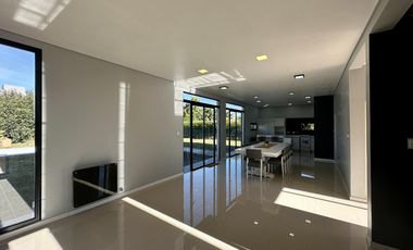Casa en Altos del Casco, Zárate. Terreno de 620 m2. Parque, pileta, galería y parrilla.
