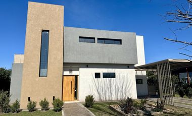 Casa en Altos del Casco, Zárate. Terreno de 620 m2. Parque, pileta, galería y parrilla.