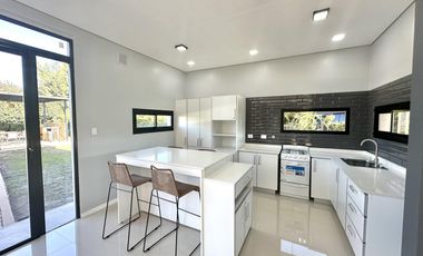 Casa en Altos del Casco, Zárate. Terreno de 620 m2. Parque, pileta, galería y parrilla.