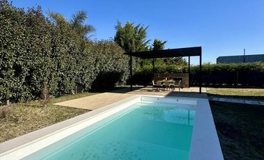 Casa en Altos del Casco, Zárate. Terreno de 620 m2. Parque, pileta, galería y parrilla.