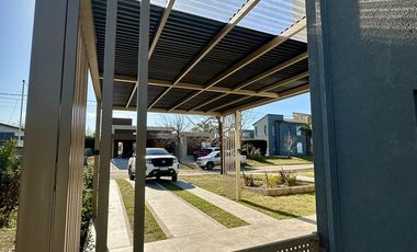 Casa en Altos del Casco, Zárate. Terreno de 620 m2. Parque, pileta, galería y parrilla.
