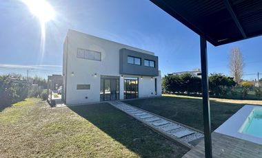 Casa en Altos del Casco, Zárate. Terreno de 620 m2. Parque, pileta, galería y parrilla.