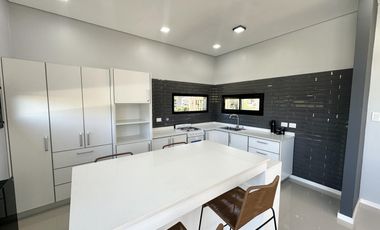 Casa en Altos del Casco, Zárate. Terreno de 620 m2. Parque, pileta, galería y parrilla.