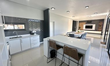 Casa en Altos del Casco, Zárate. Terreno de 620 m2. Parque, pileta, galería y parrilla.