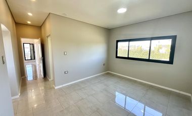 Casa en Altos del Casco, Zárate. Terreno de 620 m2. Parque, pileta, galería y parrilla.