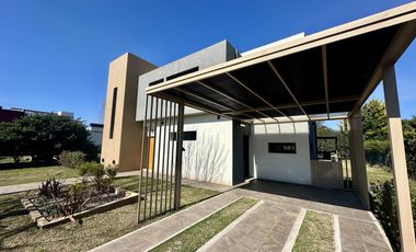 Casa en Altos del Casco, Zárate. Terreno de 620 m2. Parque, pileta, galería y parrilla.