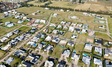 Casa en Altos del Casco, Zárate. Terreno de 620 m2. Parque, pileta, galería y parrilla.