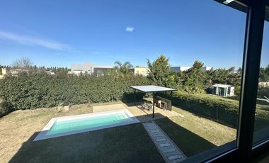 Casa en Altos del Casco, Zárate. Terreno de 620 m2. Parque, pileta, galería y parrilla.