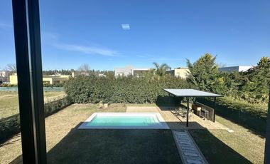 Casa en Altos del Casco, Zárate. Terreno de 620 m2. Parque, pileta, galería y parrilla.