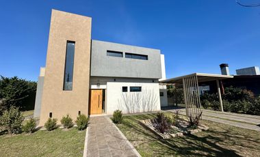 Casa en Altos del Casco, Zárate. Terreno de 620 m2. Parque, pileta, galería y parrilla.