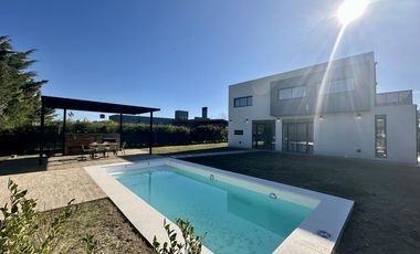 Casa en Altos del Casco, Zárate. Terreno de 620 m2. Parque, pileta, galería y parrilla.