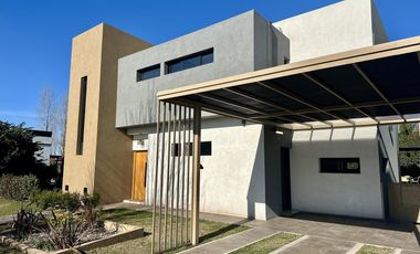 Casa en Altos del Casco, Zárate. Terreno de 620 m2. Parque, pileta, galería y parrilla.