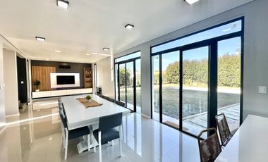 Casa en Altos del Casco, Zárate. Terreno de 620 m2. Parque, pileta, galería y parrilla.
