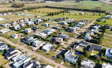 Casa en Altos del Casco, Zárate. Terreno de 620 m2. Parque, pileta, galería y parrilla.