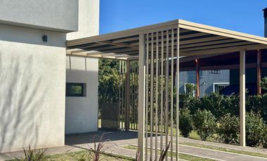 Casa en Altos del Casco, Zárate. Terreno de 620 m2. Parque, pileta, galería y parrilla.