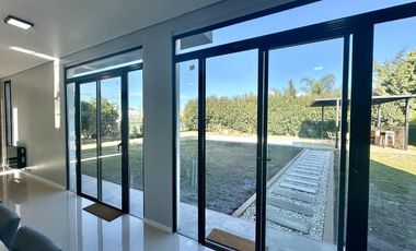 Casa en Altos del Casco, Zárate. Terreno de 620 m2. Parque, pileta, galería y parrilla.