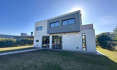 Casa en Altos del Casco, Zárate. Terreno de 620 m2. Parque, pileta, galería y parrilla.