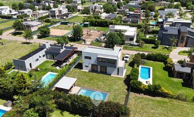 Casa en Altos del Casco, Zárate. Terreno de 620 m2. Parque, pileta, galería y parrilla.