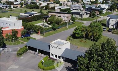 Casa en Altos del Casco, Zárate. Terreno de 620 m2. Parque, pileta, galería y parrilla.