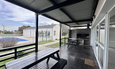 Casa en Altos del Casco, Zárate. Terreno de 620 m2. Parque, pileta, galería y parrilla.