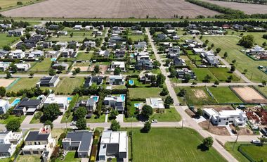 Casa en Altos del Casco, Zárate. Terreno de 620 m2. Parque, pileta, galería y parrilla.