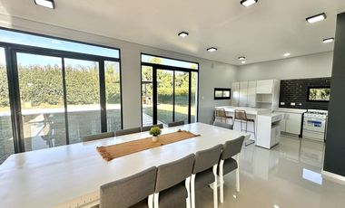 Casa en Altos del Casco, Zárate. Terreno de 620 m2. Parque, pileta, galería y parrilla.