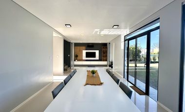 Casa en Altos del Casco, Zárate. Terreno de 620 m2. Parque, pileta, galería y parrilla.