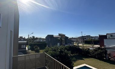 Casa en Altos del Casco, Zárate. Terreno de 620 m2. Parque, pileta, galería y parrilla.