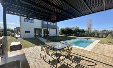 Casa en Altos del Casco, Zárate. Terreno de 620 m2. Parque, pileta, galería y parrilla.