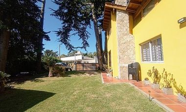 Casa en venta - 4 Dormitorios 3 Baños - Villa Gesell