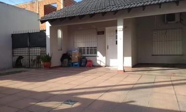 Casa en venta - 4 Dormitorios 1 Baño 3 Cocheras - 500Mts2 - La Matanza