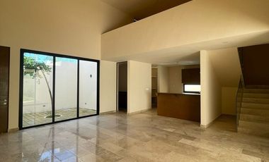 Casa en Venta en DOS Plantas con Piscina dentro de Privada, Conkal Yucatán